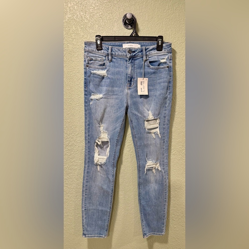 Womens Hidden Jeans with Distress. NWT Size 29